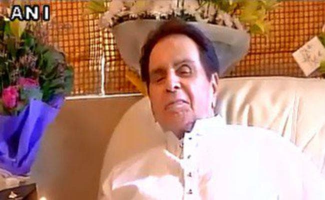 बॉलीवुड के वेटरन एक्टर दिलीप कुमार अस्पताल में भरती