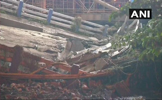 कोलकाता पुल हादसा: मृतकों की संख्या हुई तीन, आज भी दिखा यातायात पर असर
