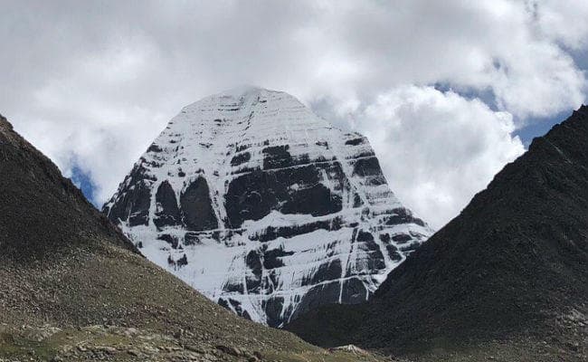 राहुल गांधी पहुंचे कैलाश, कहा- असाधारण शक्ति की शरण में पहुंचना सौभाग्य की बात