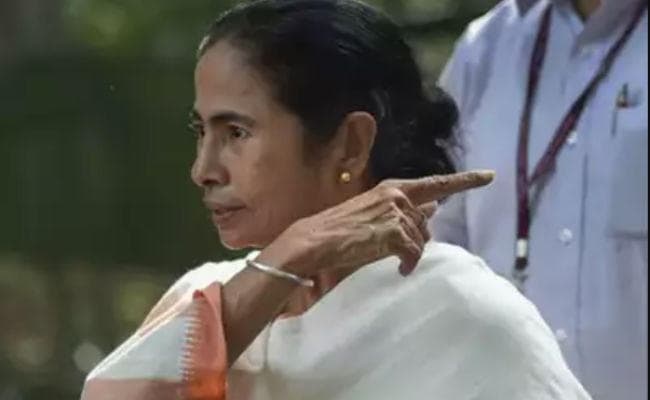 सिलीगुड़ी : पहाड़ पर अचानक छाया घना कोहरा, दौरा बीच में छोड़ कोलकाता लौटीं सीएम ममता बनर्जी