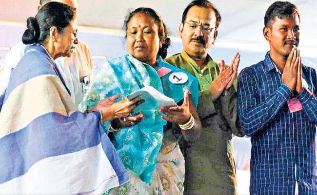 दार्जिलिंग : स्वप्ना बर्मन की मां को सौंपा 10 लाख का चेक