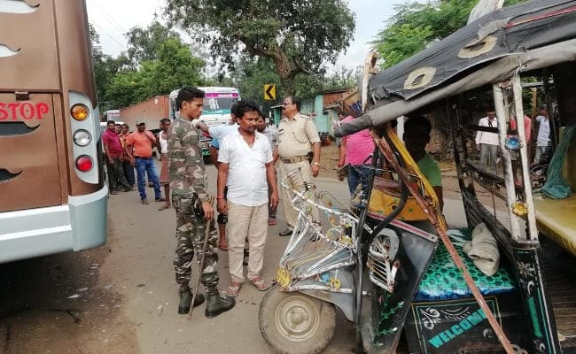 गिरिडीह में रांची जा रही बस ने ऑटो को मारी टक्कर, पुल से गिरने से बची यात्रियों से भरी बस