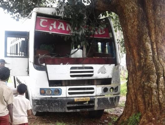 रांची से चतरा जा रही चंचल बस बारियातू में दुर्घटनाग्रस्त