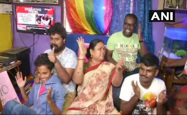 #Section377 : फैसला सुनते ही आंखों में आ गये खुशी के आंसू, देखें वीडियो