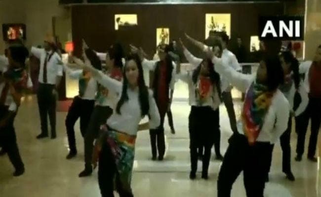 #377Verdict: जैसे ही आया फैसला इस होटल में डांस करने लगे लोग, देखें वीडियो