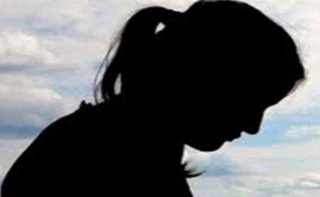 जिला टॉपर छात्रा ने की आत्महत्या, पिता ने थाने में दर्ज करायी शिकायत