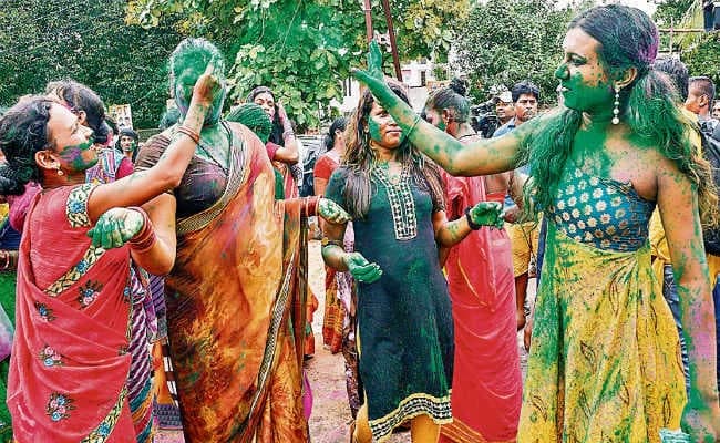 सुप्रीम कोर्ट का फैसला समलैंगिक संबंध अपराध की श्रेणी में नहीं, 72 देशों में समलैंगिकता अब भी अपराध, 125 में नहीं, जानें