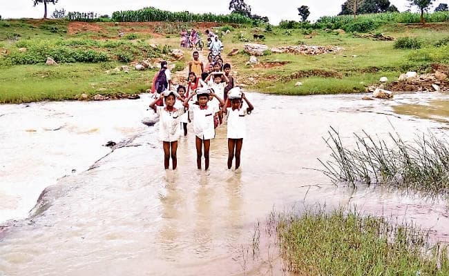 हर बार बरसात में टापू बन जाता है बुढ़मू का चकलू टोल, कब बदलेगी ये तस्वीर