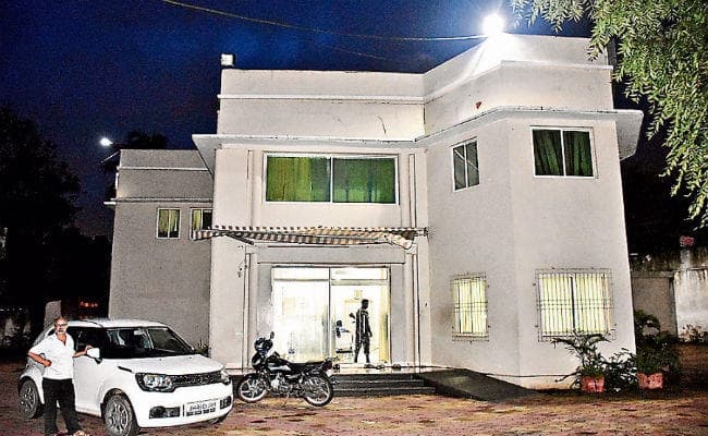 रांची : आमदनी छिपा कर आयकर चोरी करने के मामले में डॉ हेमंत नारायण, उनकी पत्नी के ठिकानों पर पड़ा इनकम टैक्स का छापा