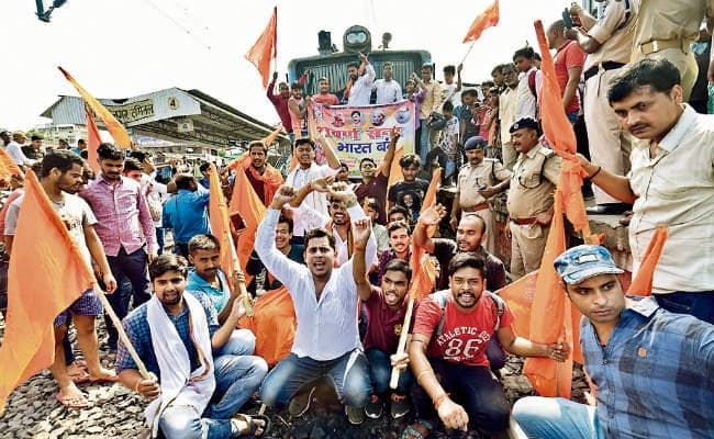 एससी-एसटी एक्ट पर केंद्र सरकार के फैसले के खिलाफ बंद ग्रामीण क्षेत्रों में असरदार, सड़क पर प्रदर्शन, ट्रैफिक, ट्रेनें रोकीं