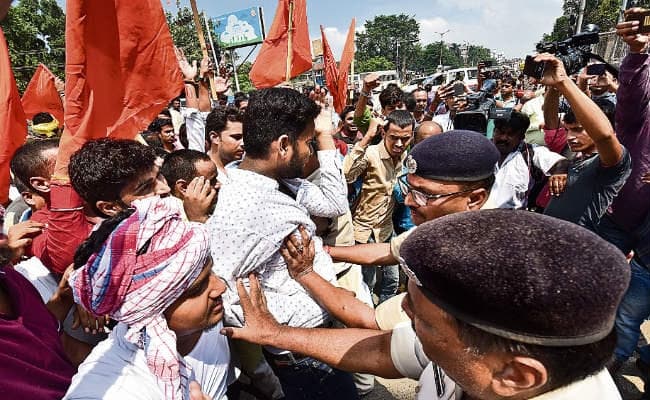 भारत बंद :एससी-एसटी एक्ट के खिलाफ सवर्णों का प्रदर्शन, बिहार में रहा असरदार, हुई फायरिंग, हंगामा, आगजनी