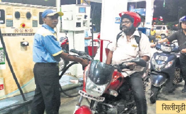 सिलीगुड़ी : पेट्रोल की कीमत 82.30 प्रति लीटर, डीजल भी किसी से कम नहीं, 74 रुपये के पार
