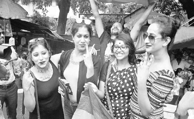 कोलकाता : सुप्रीम कोर्ट के फैसले से जश्न में डूबा समलैंगिक समुदाय