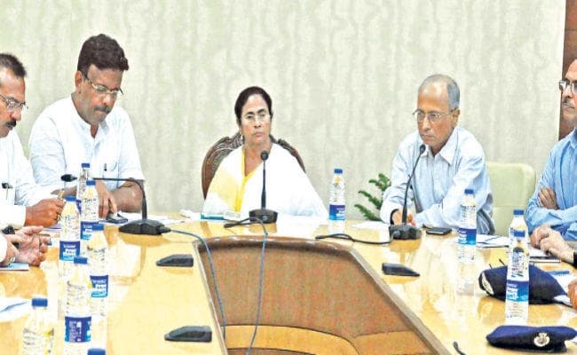 सीएम ने की उच्चस्तरीय समीक्षा बैठक : कोलकाता में भारी वाहनों के प्रवेश पर लगी रोक, सभी ब्रिजों और फ्लाइओवर की होगी जांच