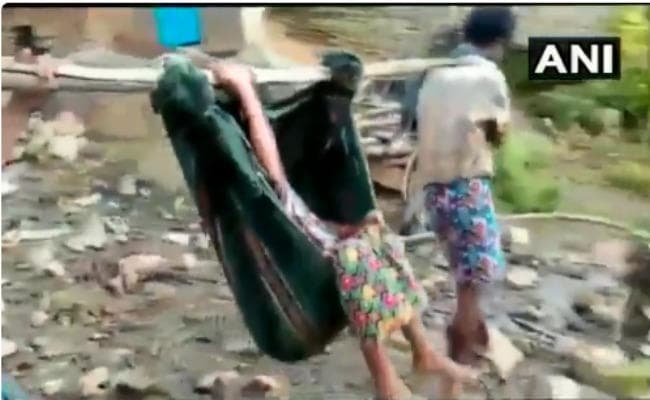 Video : गर्भवती महिला को कंधे पर ढोकर भी अस्पताल नहीं पहुंचा पाये परिजन, रास्ते में दिया बच्चे को जन्म