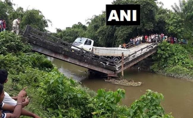 कोलकाता के बाद अब सिलीगुड़ी के पास ढहा पुल, बीच में फंसा ट्रक