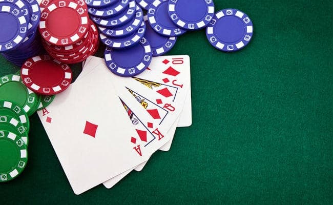 गुमला : बस मालिक समेत आठ लोग जुआ खेलते पकड़ाये, जुआ के खेल में प्रतिष्ठा भी गये भूल