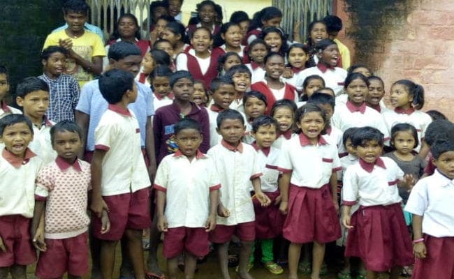 सिमडेगा : शिक्षिका नीलिमा कुमारी के स्थानांतरण का छात्र-छात्राओं ने किया विरोध, बीआरसी का किया घेराव