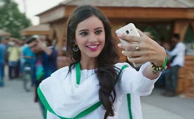 रणबीर और आलिया के बीच आयी यह खूबसूरत ''लैला'', तो मिली घरवालों से डांट...