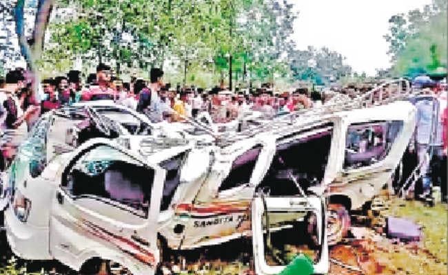 बस-पिकअप वैन में भिड़ंत, दो की मौत, कई जख्मी