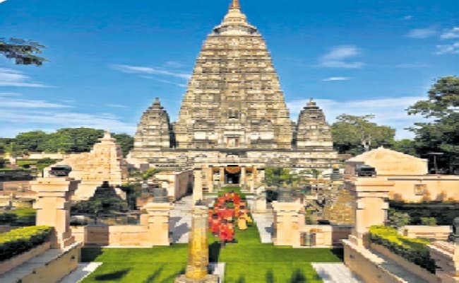 महाबोधि मंदिर परिसर में बिछाये गये कृत्रिम घास से बने कारपेट