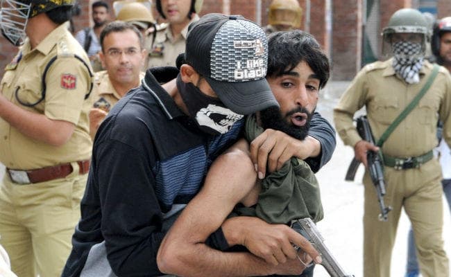 कश्मीर: पुलिस ने बदला भेष और पत्थरबाजों तक यूं पहुंची, देखें तस्वीर