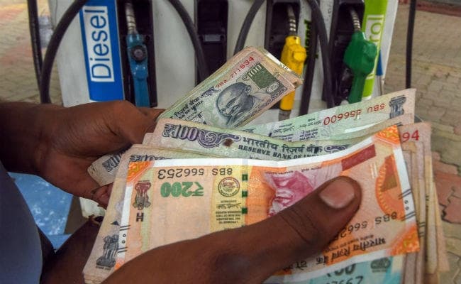 पेट्रोल-डीजल की कीमतों में लगी महंगाई की आग, बना नया रिकॉर्ड, जानें पड़ोसी देशों में कीमत