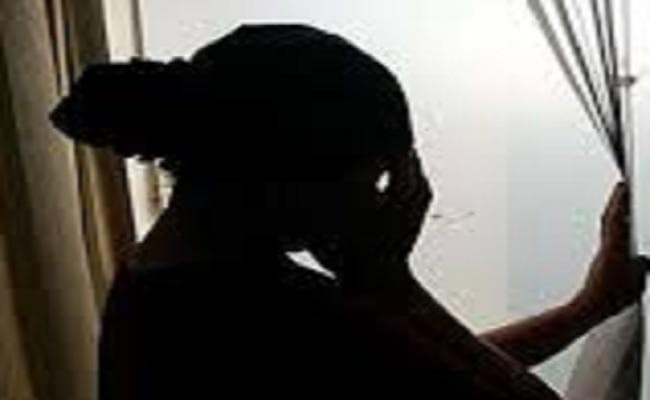 पत्नी का रंग सांवला बता ताने मारता था पति, फिर एक दिन किसी और लड़की से अफेयर का पता चलने पर...