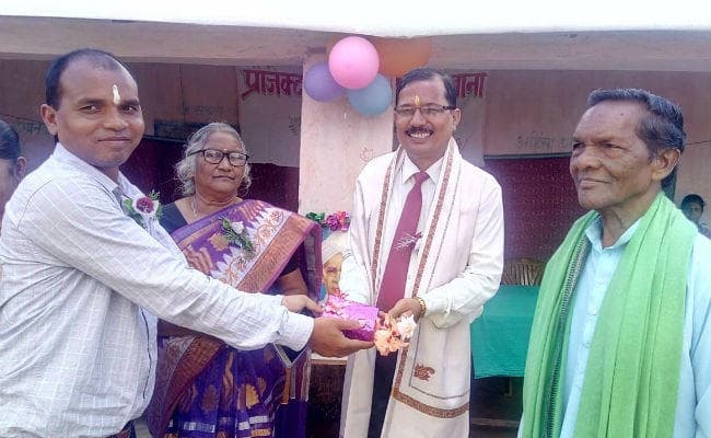 सिमडेगा : राज्य स्तरीय पुरस्कार पाने वाले शिक्षक स्मिथ कुमार सोनी को किया गया सम्मानित