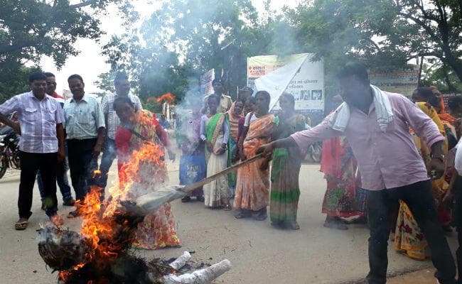 सिमडेगा : महिला कांग्रेस ने धरना दिया व मोदी का पुतला जलाया