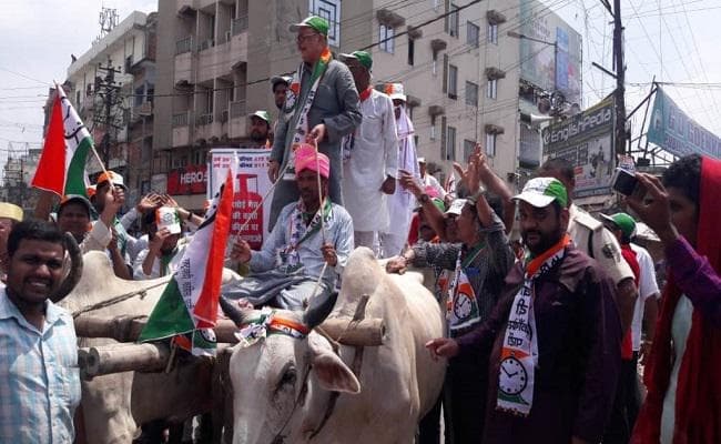 महंगाई, भ्रष्टाचार के खिलाफ NCP सांसद तारिक अनवर बैलगाड़ी से पहुंचे समाहरणालय