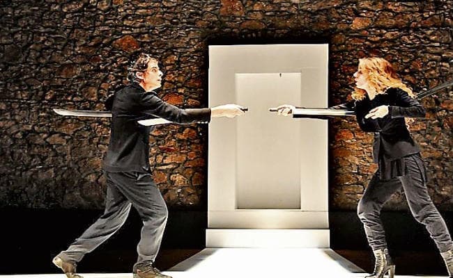 समय आ गया है कि निर्देशक नाट्य प्रस्तुति के लिए कविता की ओर रुख करें