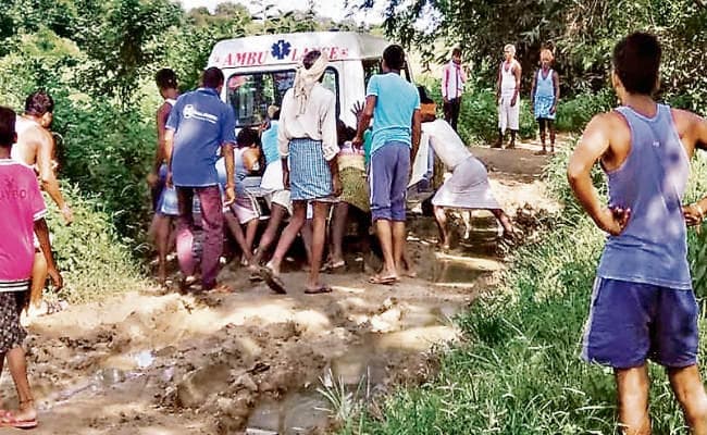 पलामू : स्वास्थ्य मंत्री के क्षेत्र की जर्जर सड़क ने ले ली बीमार जलावती की जान, 40 मिनट की दूरी तय करने में लग गये चार घंटे
