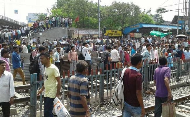 सोदपुर स्टेशन पर हिंसक प्रदर्शन, ट्रेन सेवा प्रभावित