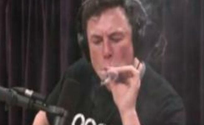 लाइव शो में इस कंपनी के सीइओ ने पिया गांजा, बनाया व्हीस्की का पैग