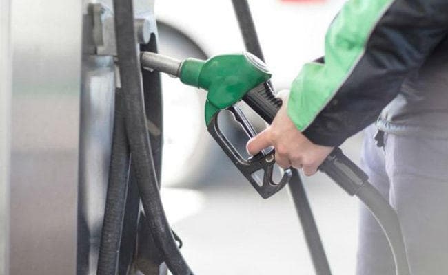 आज फिर बढ़ी पेट्रोल-डीजल की कीमत, शिवसेना ने कहा- ''''यही हैं अच्छे दिन ''''