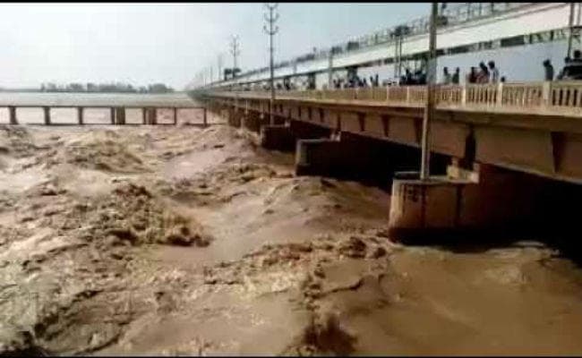 बगहा शहर में घुसा नदी का पानी, नेपाल में भारी बारिश के बाद गंडक में उफान