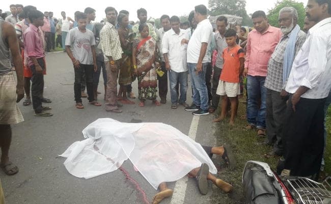 Jharkhand : नावाडीह में बाइक सवार दंपती की मौत, सड़क जाम