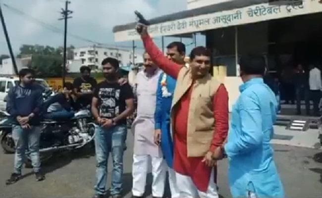 VIDEO : जन्मदिन पर भाजयुमो के दो नेताओं ने की हवाई फायरिंग, सोशल मीडिया पर वायरल