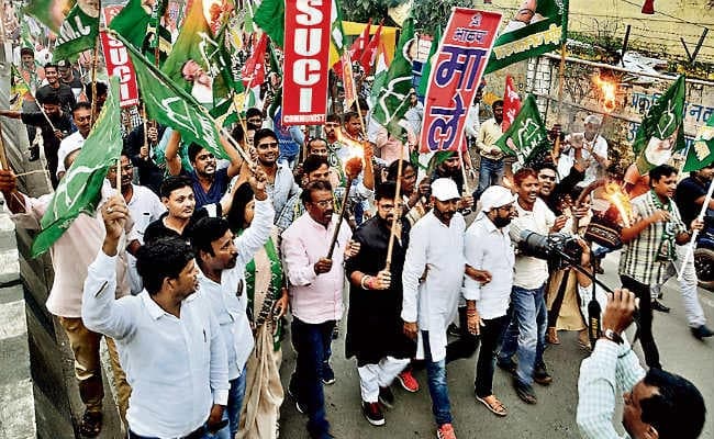 भारत बंद की पूर्व संध्या पर सड़क पर उतर कर किया प्रदर्शन, पुतला फूंका , विपक्ष ने दिखायी ताकत, निकाला मशाल जुलूस