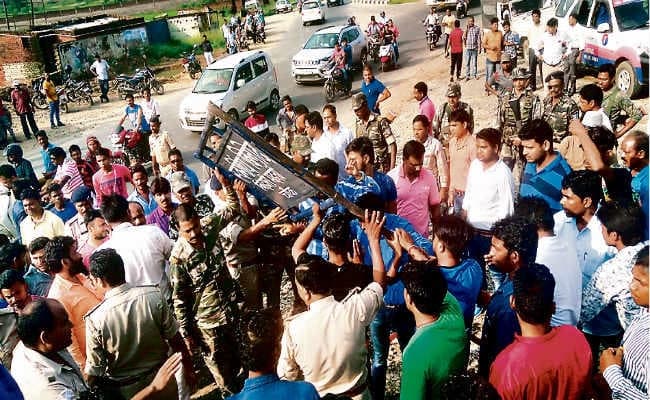 मेसरा : बोर्ड उखाड़े जाने पर दो गुटों के बीच विवाद, पत्थरबाजी, बाल-बाल बचे थाना प्रभारी, मामला हुआ शांत