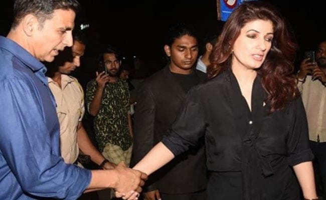 IN PICS: अक्षय कुमार की बर्थडे पार्टी में पत्‍नी संग पहुंचे बॉबी देओल, ब्‍लैक गाउन में दिखीं ट्विंकल