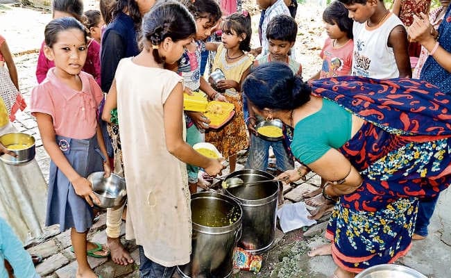 मिड-डे-मील का हाल, कहीं शौचालय के पास किचेन तो कहीं है ही नहीं