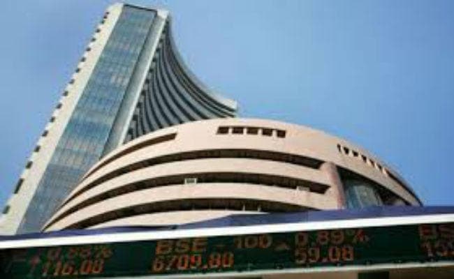 रुपया 72.18 के रिकॉर्ड निम्न स्तर पर, शुरुआती कारोबार में 45 पैसे गिरा