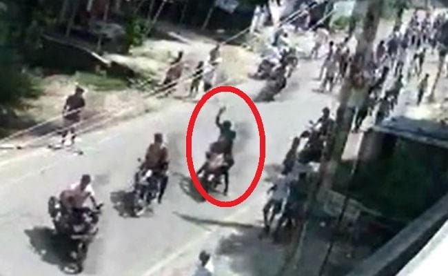 सारण : भारत बंद के दौरान बंद समर्थकों और विरोधियों के बीच हुई रोड़ेबाजी और फायरिंग, देखें वीडियो