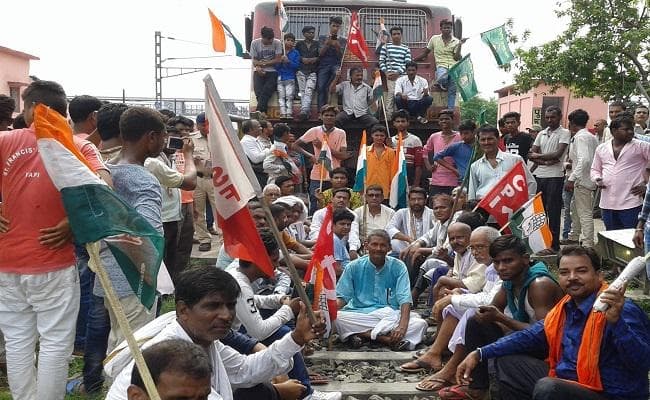 भारत बंद : 6 घंटे तक बरौनी जंक्शन पर खड़ी रही वैशाली एक्सप्रेस