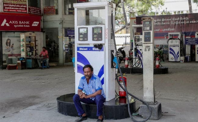 सरकार ने पेट्रोल-डीजल पर उत्पाद शुल्क में कटौती करने से किया इनकार