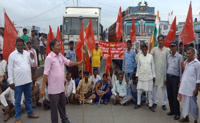 बरकट्ठा में बंद समर्थकों ने जीटी रोड किया घंटों जाम. लगी वाहनों की लंबी कतार