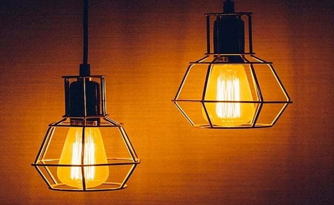 दो ब्लब और एक पंखे का बिजली बिल आया 7.5 लाख