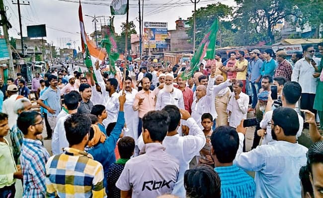 भारत बंद: ...जब हंगामे के कारण एक घंटे बंद करना पड़ा बैंक, जगह-जगह निकाला जुलूस, सरकार के खिलाफ प्रदर्शन